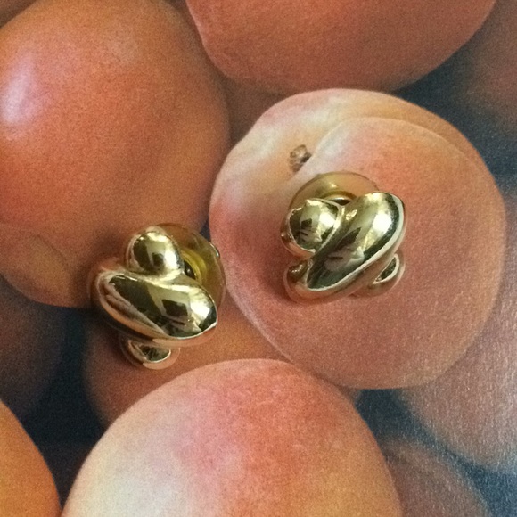 Vintage Golden Criss Cross Earrings - Picture 4 of 6